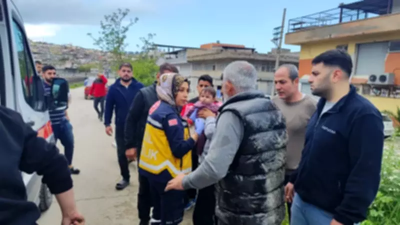 İskenderun'da Korkunç Kaza: Araç Kanalı Yıkarak Uçtu, Anne ve Bebek Kurtarıldı