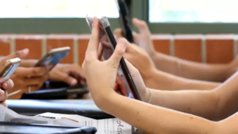 Sosyal Medyaya 15 Yaş Sınırı ve Oyun Platformlarına Yeni Kurallar Komisyondan Geçti