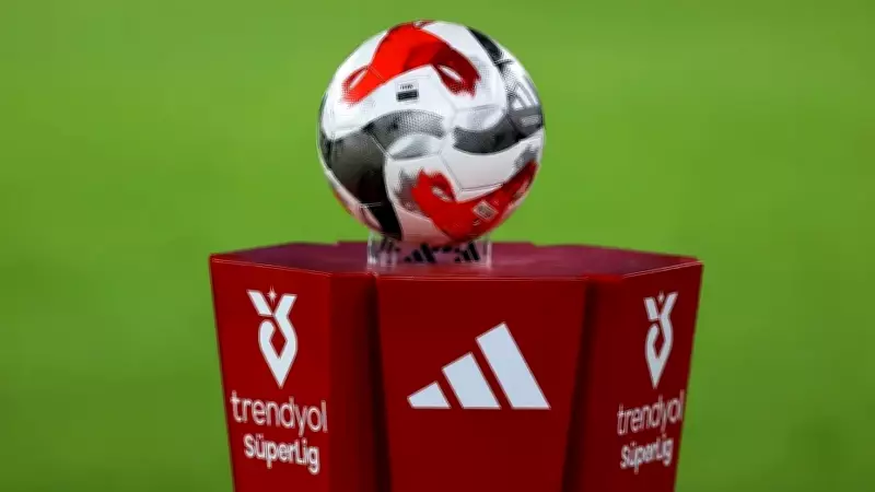 Süper Lig'de Şampiyonluk Yarışı Kızıştı: Fenerbahçe Avantajı Ele Geçirdi