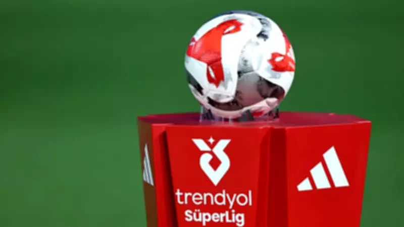 Süper Lig'de Zirve Karmaşası: Trabzonspor Galatasaray'ı Devirdi, Derbi Öncesi Gerilim Tırmandı