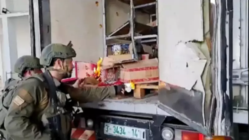 İsrail askerleri Lübnan'da ev ve dükkanları yağmalıyor