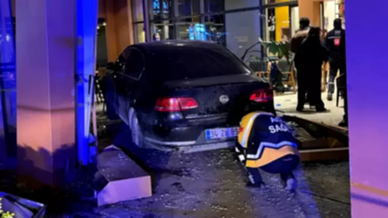 İstanbul Bakırköy'de otomobil kafeye daldı: 6 yaralı