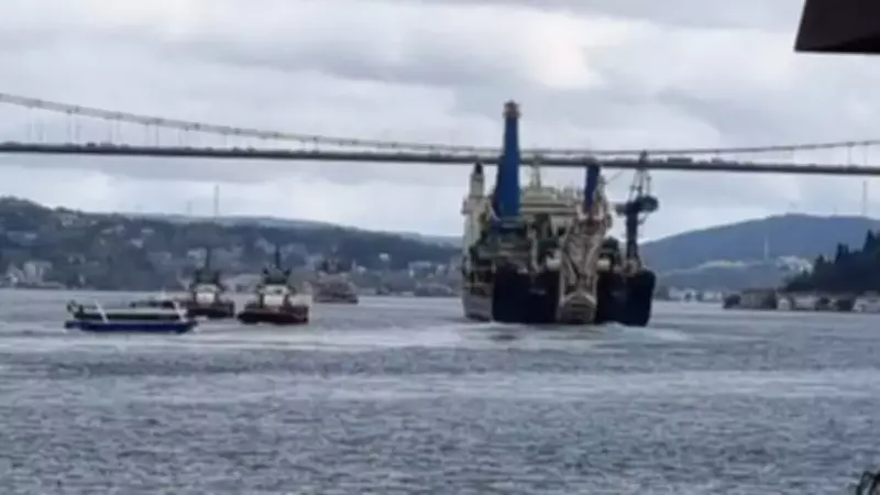 İstanbul Boğazı'nda 'Castorone' Gemisi Geçişi Nedeniyle Trafik Askıya Alındı