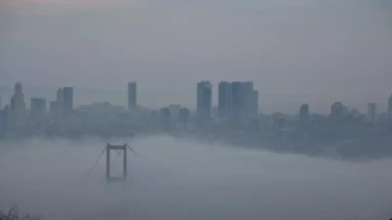 İstanbul Sise Teslim Oldu: Boğaz'da Gemi Trafiği Askıya Alındı