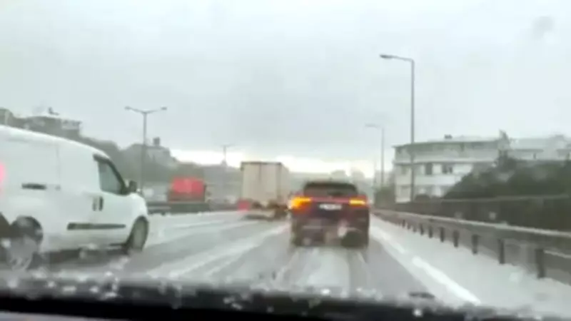 İstanbul'da Bir Günde Yağmur ve Dolu Etkili Oldu, Vatandaşlar Zor Anlar Yaşadı
