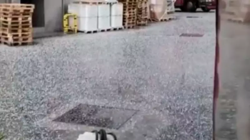 İstanbul'da Fındık Büyüklüğünde Dolu Yağdı: Anlar Cep Telefonu Kamerasına Yansıdı