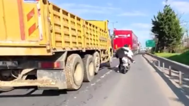 İstanbul'da Motosiklet Kavgası: Kadın Yolcu Saçı Çekilince Dengesini Kaybetti