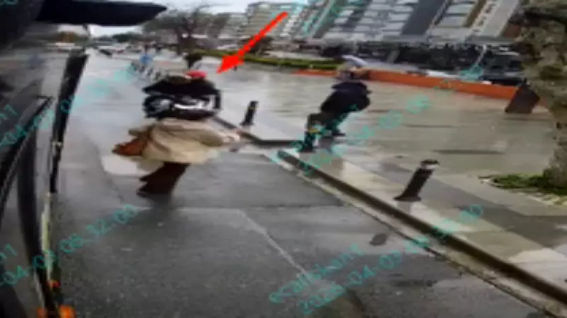İstanbul'da Otobüsten İnen Kadına Motosiklet Çarptı: Kameraya Yansıdı