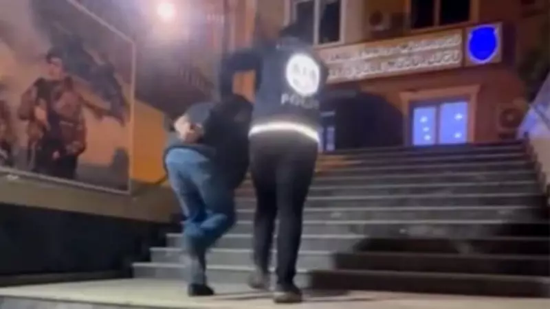 İstanbul'da Polis Yeleğiyle Yayın Yapan Şahıs Gözaltına Alındı: Kurusıkı Tabancalar Ele Geçirildi