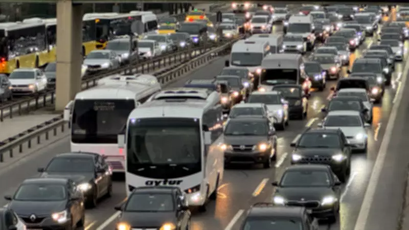 İstanbul'da Trafik Felç Oldu: Anadolu Yakası Yoğunluğu Yüzde 83'e Ulaştı