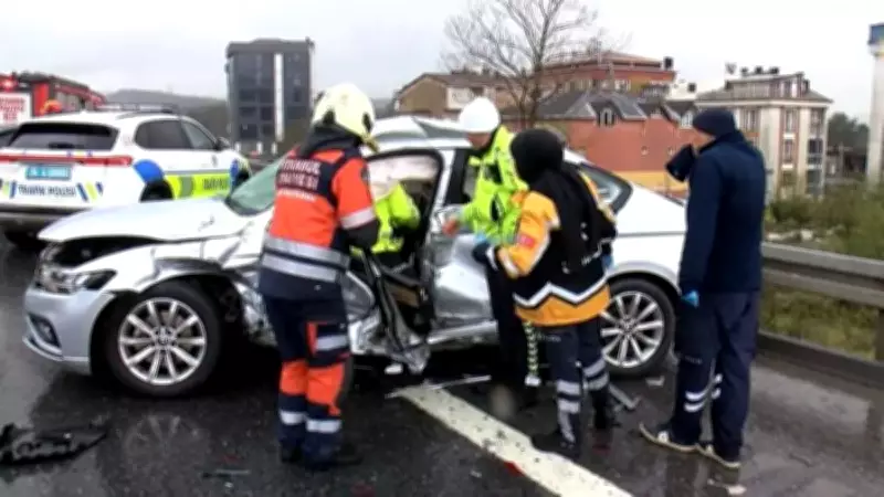 İstanbul'da Yağışlı Havada Zincirleme Kaza: 4 Yaralı