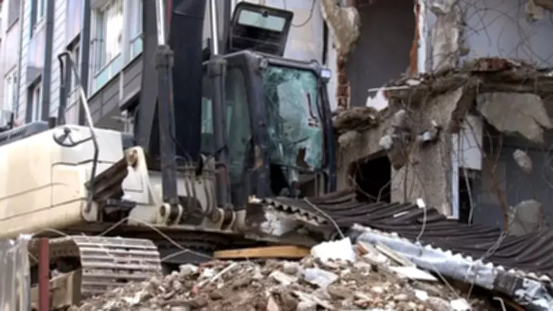 İstanbul'da Yıkım Faciası: Kepçe Operatörünün Bacağı Kırıldı