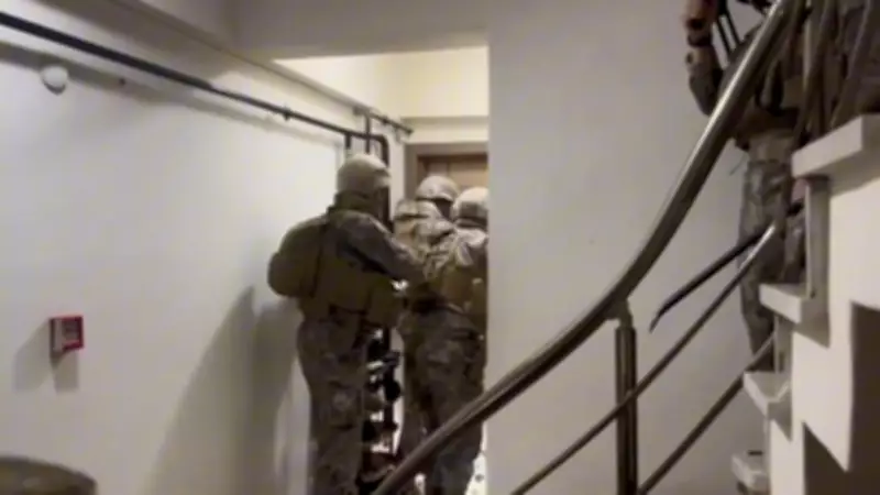 İstanbul'da Yurt Dışındaki Çete Liderine Operasyon: 7'si Çocuk 17 Şüpheli Gözaltında