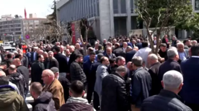İstanbul'da Özel Halk Otobüsü Esnafı İBB Önünde Ödeme Planını Protesto Etti