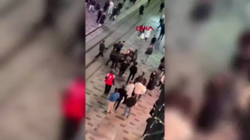 İstiklal Caddesi'nde AVM'de Çıkan Tekmeli Yumruklu Kavga Cep Telefonu Kamerasına Yansıdı