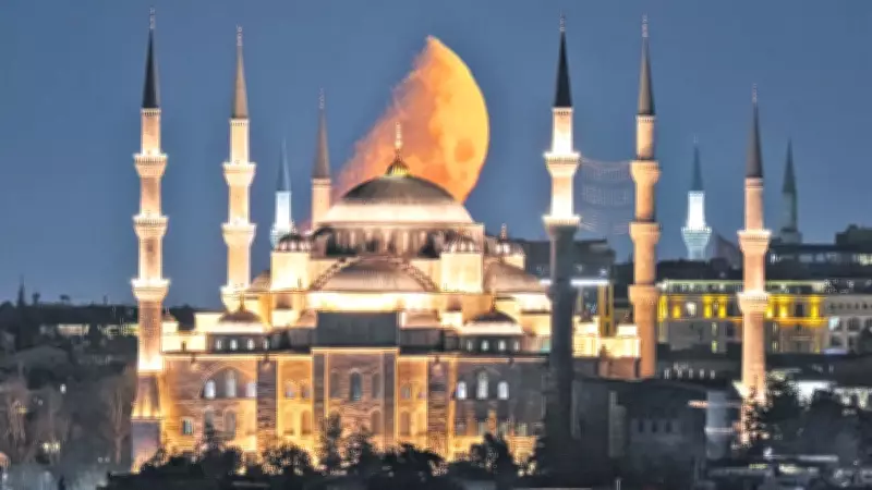 Sultanahmet'te Yarım Ay Manzarası Büyüledi