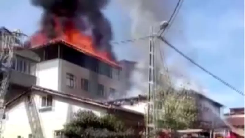 Sultanbeyli'de Tadilat Sırasında Çıkan Yangın İki Bina Çatısını Küle Çevirdi
