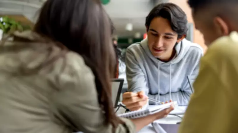 İsveç'te Eğitimde Devrim: Telefonlar Yasak, Kitaplar Geri Döndü!