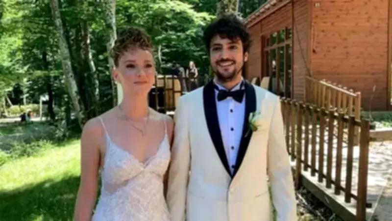 Taner Ölmez ve Ece Çeşmioğlu Romantik Bir Tatile Çıktı