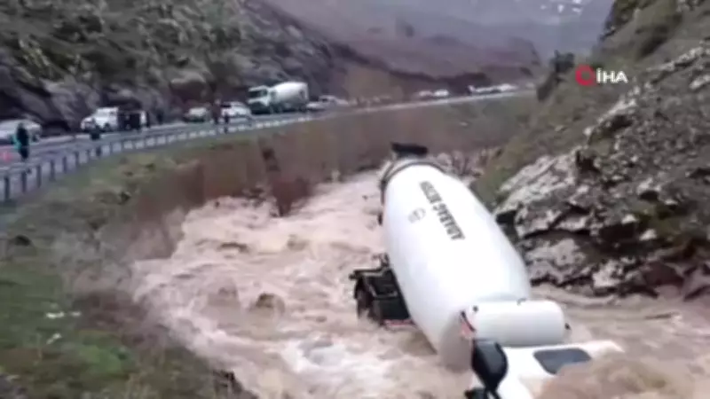 Tatvan'da Beton Mikseri Dereye Uçtu: Sürücü Akıntıya Kapılarak Kayboldu
