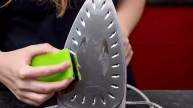 Ütücülerin Gizli Sırrı: Kararmış Ütü Tabanını İlk Günkü Gibi Yapmanın Yolları