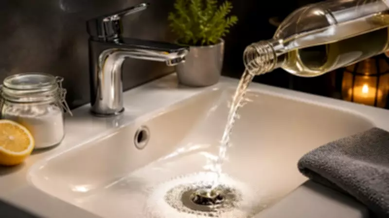 Temizlik Uzmanları Açıkladı: Yatmadan Önce Lavaboya Sirke Dökmenin Şaşırtıcı Faydaları