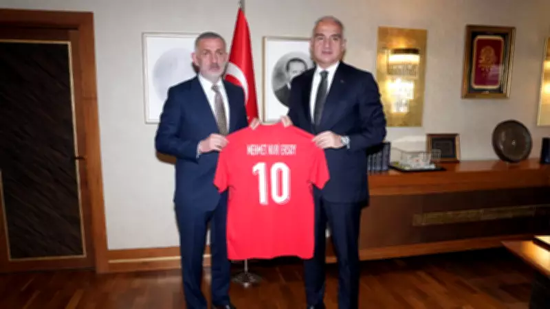 TFF Başkanı Hacıosmanoğlu, Bakan Ersoy'u Ziyaret Etti ve Milli Forma Hediye Etti