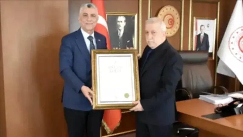 Ticaret Bakanı Bolat, Pakistanlı Turiste Vefa Gösteren Esnafa Ahi Beratı Verdi