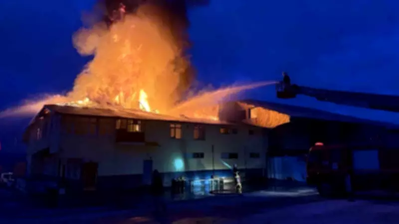 Tosya'da Endüstriyel Fabrikada Çıkan Yangın Ekiplerin Müdahalesiyle Söndürüldü