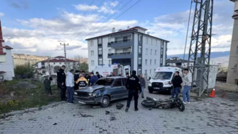 Tosya'da Motosiklet-Otomobil Çarpışması: 3 Kişi Yaralandı