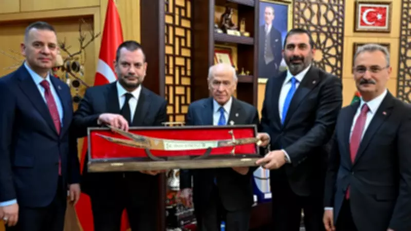 Trabzonspor Başkanı Bahçeli'yi Ziyaret Etti, Retro Forma ve Kılıç Hediye Etti
