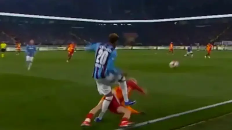 Trabzonspor-Galatasaray Derbisinde VAR Tartışması: Barış Alper'in Kartı Gündem Oldu