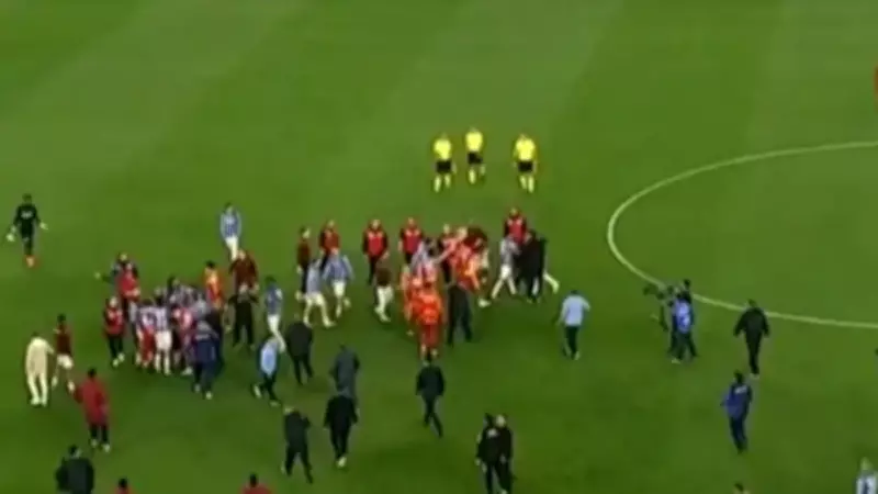 Trabzonspor-Galatasaray Maçı Sonrası Kırmızı Kart Gerginliği Yaşandı