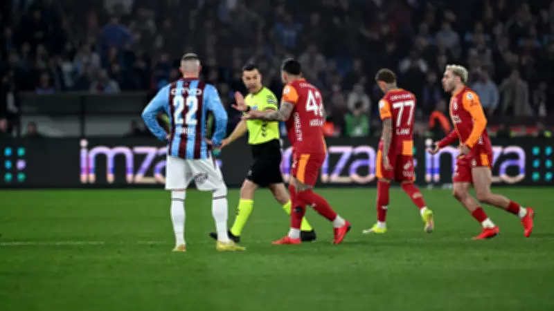 Trabzonspor-Galatasaray Maçı Sonrası Saha Karıştı, Abdülkerim Bardakcı Kırmızı Kart Gördü