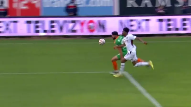 Trabzonspor'da Penaltı Kararı Tartışma Yarattı: Eski Hakemler Yorumladı