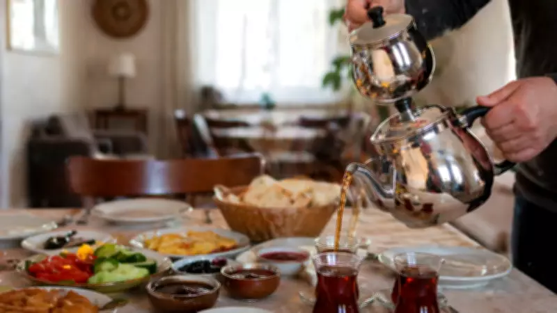 Türk Çay Geleneğinin Sırrı: Neden Dünyada Sadece Biz Çift Demlik Kullanıyoruz?