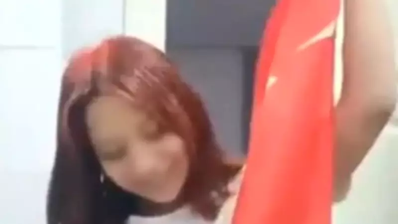 Türk bayrağını çakmakla yakıp tüküren 15 yaşındaki çocuğa hapis talebi