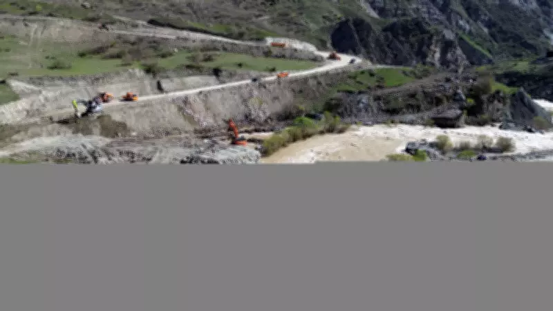 TSK, Hakkari-Van yolunda heyelan bölgesine panel köprü kuruyor