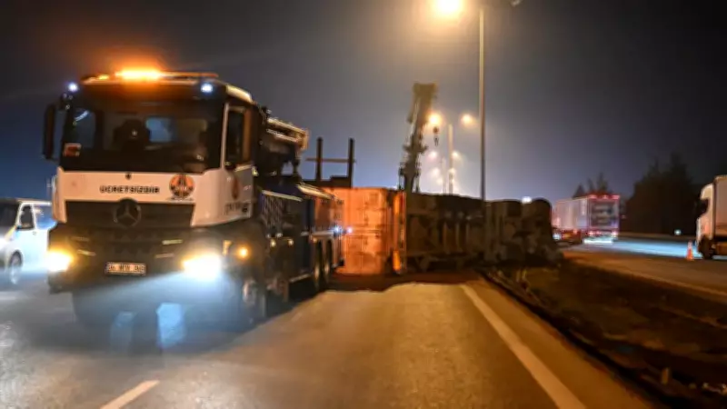 Tuzla'da Tırın Patlayan Lastiği Kazaya Neden Oldu: Trafik Kilometrelerce Kilitlendi