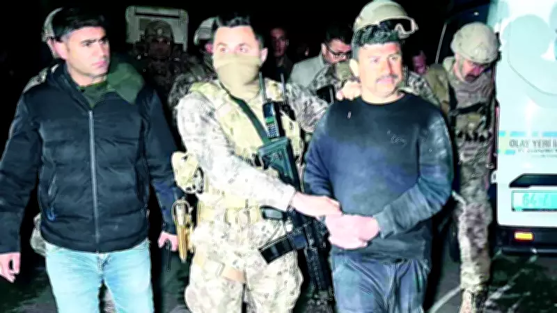 Uşak'ta aile içi şiddet ihbarına giden polis ekibine tüfekli saldırı: 2 yaralı, şüpheli tutuklandı