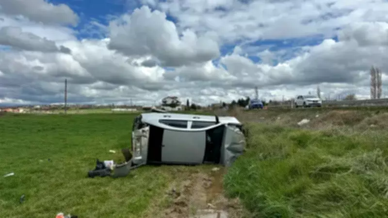 Uşak'ta Tarlaya Devrilen Otomobilde Aynı Aileden 4 Kişi Yaralandı