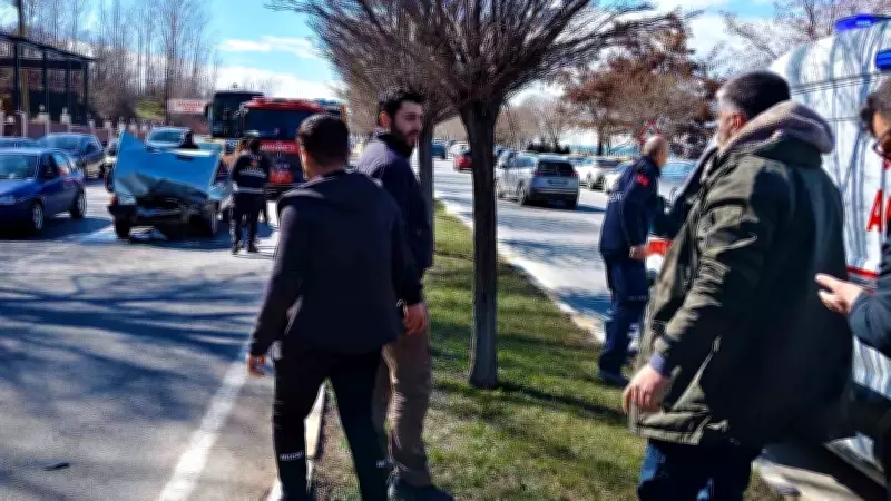 Van Edremit'te Meydana Gelen Trafik Kazasında 2 Kişi Yaralandı