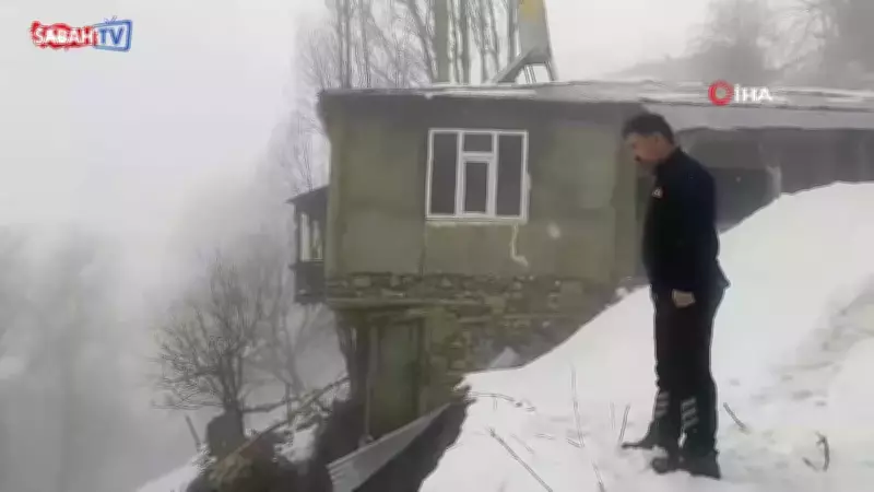 Van'ın Çatak İlçesinde Toprak Kayması: 2 Katlı Evde Maddi Hasar Meydana Geldi