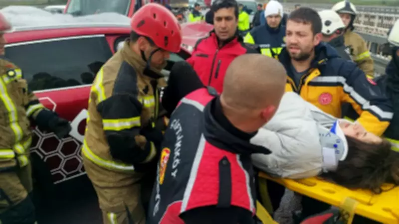 Yalova'da Tır ile Otomobil Çarpıştı: 4 Kişi Yaralandı, İki Yaralı Araçtan Çıkarıldı