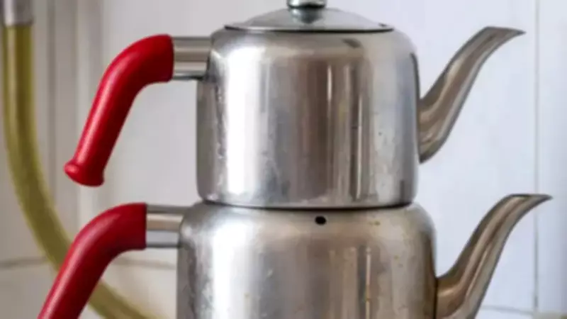 Yenisini almayın! Kararmış çaydanlığı 3 malzemeyle sıfır gibi yapın