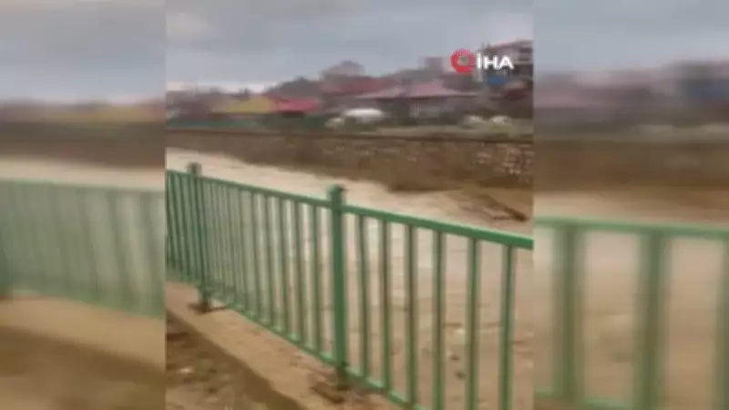 Yüksekova'da Sağanak Sonrası İstinat Duvarı Çöktü, Anı Kamerada