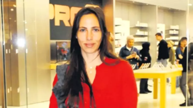 Zehra Çilingiroğlu'nun Kırmızı Şıklığı Zincirlikuyu'da Objektiflere Yansıdı