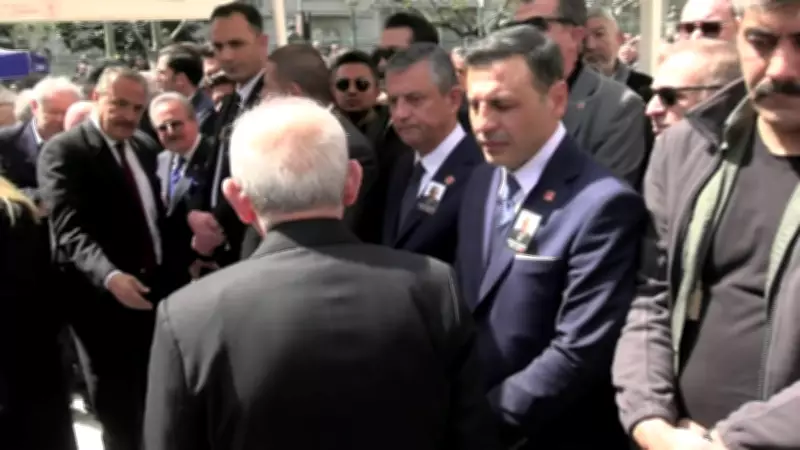 Özel'den Kılıçdaroğlu'nun Selam Vermediği İddiasına Net Yanıt: 'Ortam Kalabalıktı, Dalgınlıktır'
