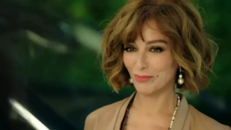 Zerrin Tekindor'dan Tiyatroda Video Çekimi Yorumu: 'Selam Sırasında Sakıncası Yok'