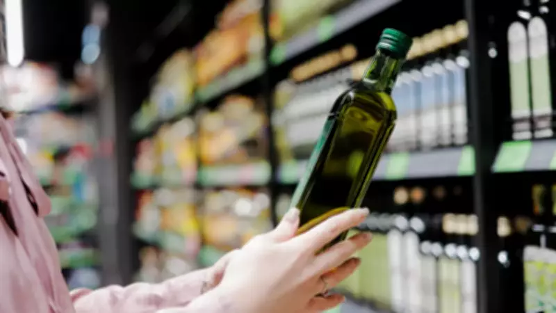 Zeytinyağı Alırken Şişenin Dibine Bakın: Sahte Yağı Ele Veren Detay